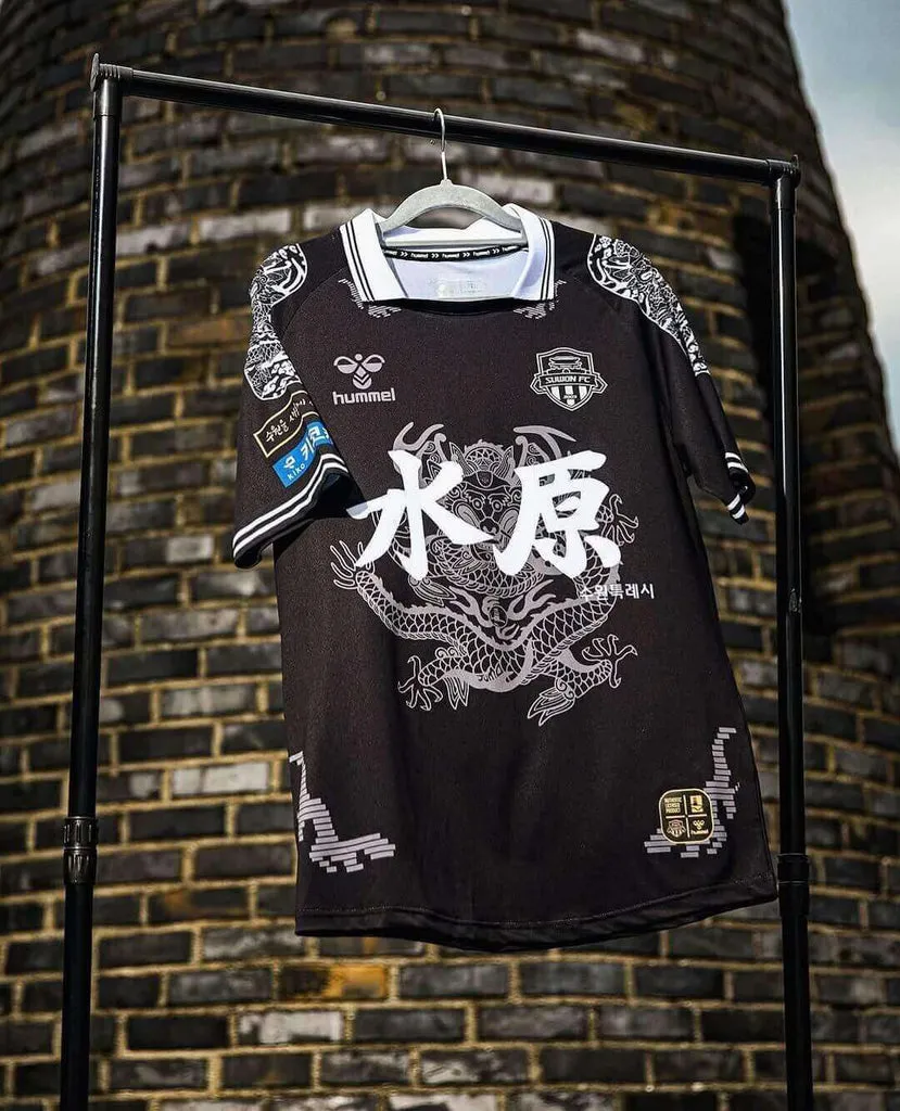 Áo đấu thứ tư Suwon FC 2024/25 của Hummel, thể hiện sự đổi mới và phá cách trong thiết kế.