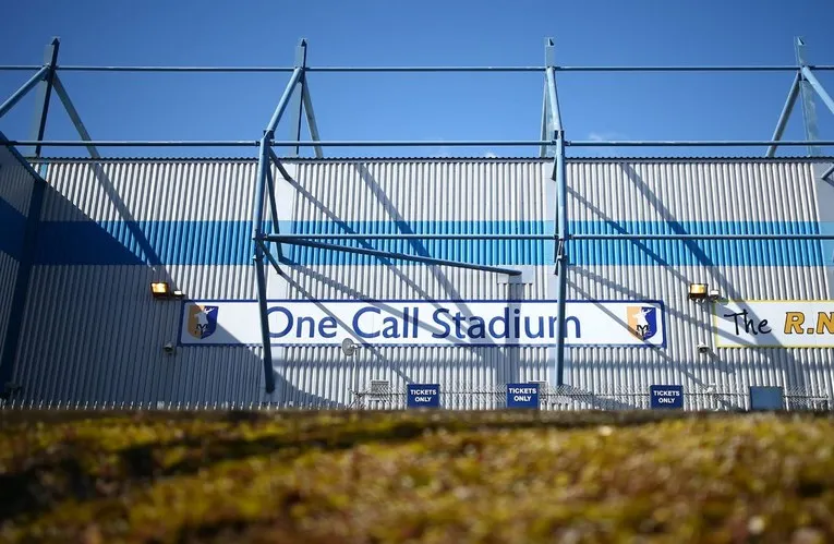 Bảng hiệu lối vào sân vận động Field Mill Stadium với logo Mansfield Town và tên nhà tài trợ One Call
