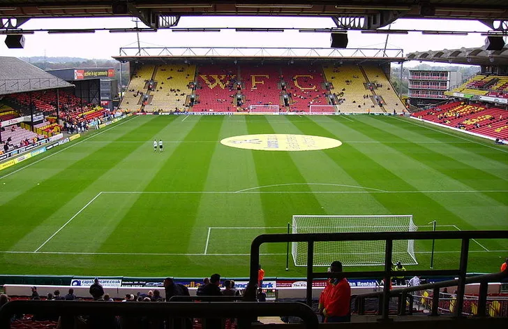 Bên trong sân Vicarage Road vào năm 2010, nhìn từ khu vực khán đài