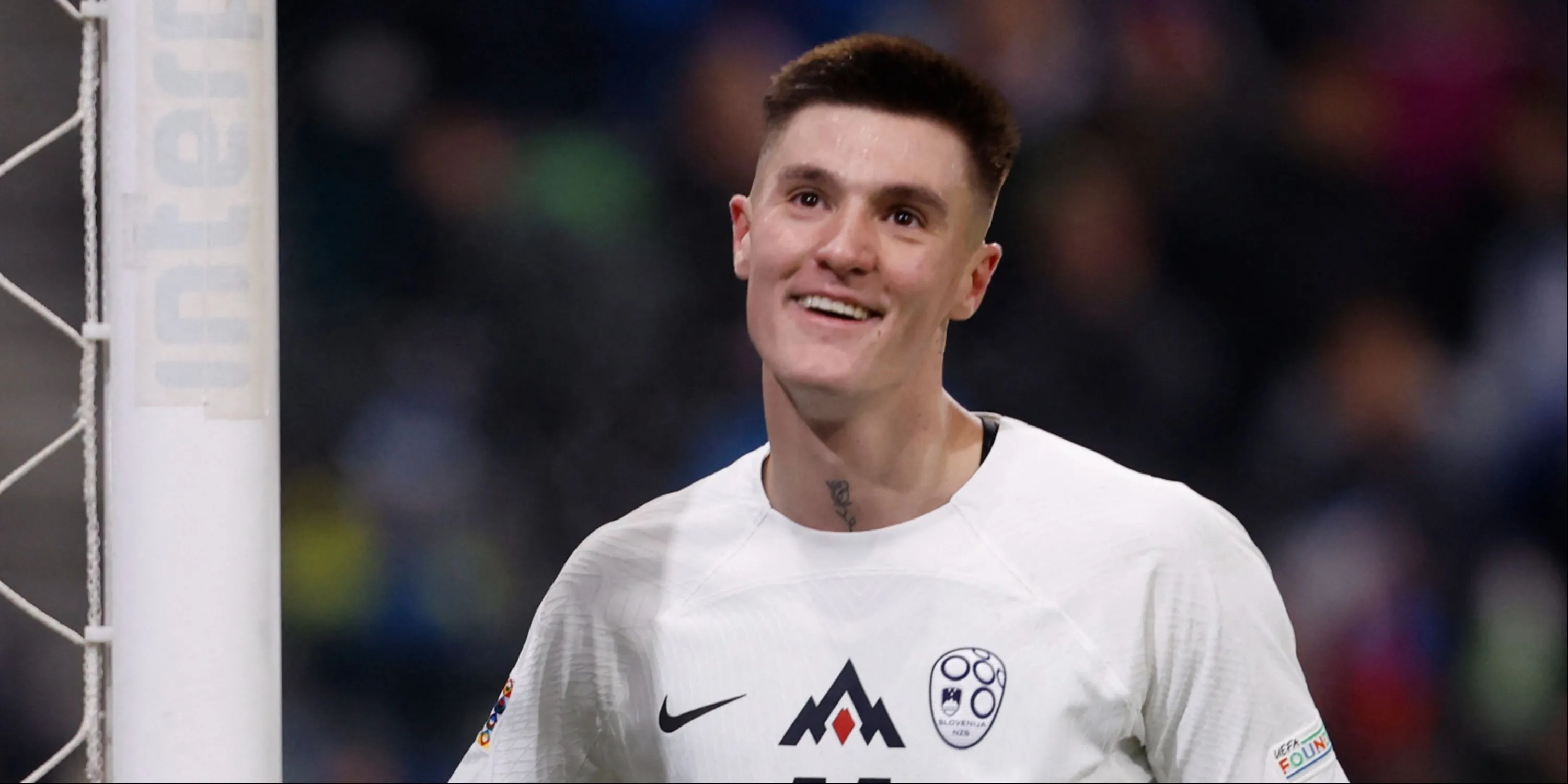 Benjamin Sesko trong màu áo đội tuyển Slovenia
