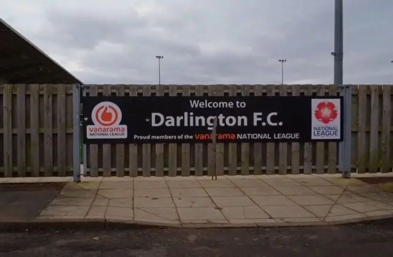 Biển chào mừng tại Blackwell Meadows Stadium, với logo và khẩu hiệu của câu lạc bộ, thể hiện sự hiếu khách