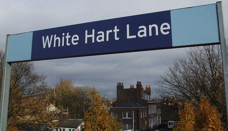 Biển chỉ dẫn tại sân ga White Hart Lane, biểu tượng kết nối giao thông đến sân vận động Tottenham Hotspur