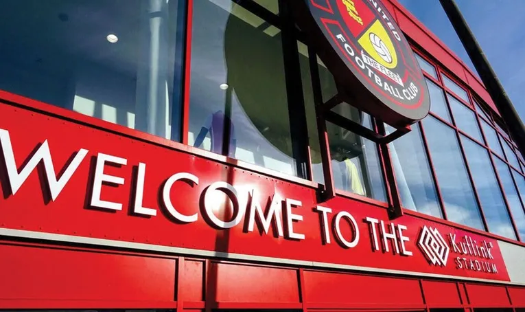 Biển hiệu chào mừng tại sân vận động Stonebridge Road, biểu tượng của Ebbsfleet United