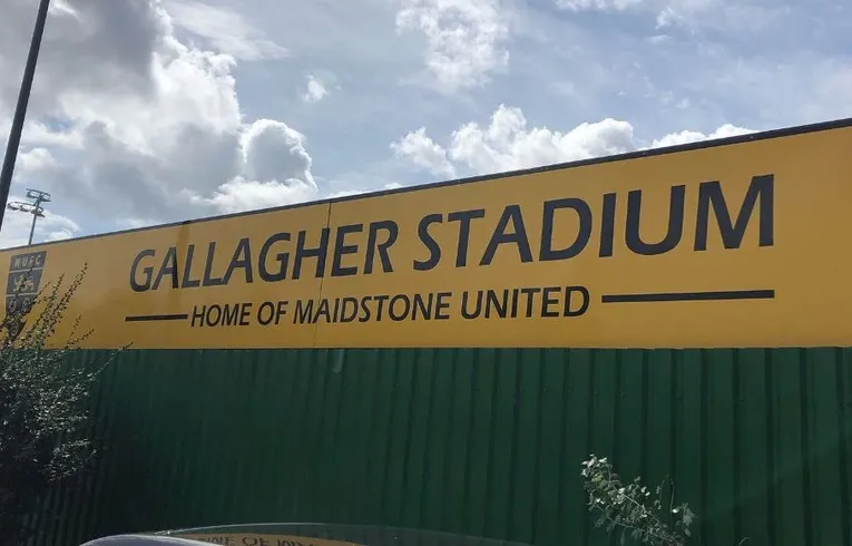 Biển hiệu Gallagher Stadium Maidstone United, chào đón người hâm mộ