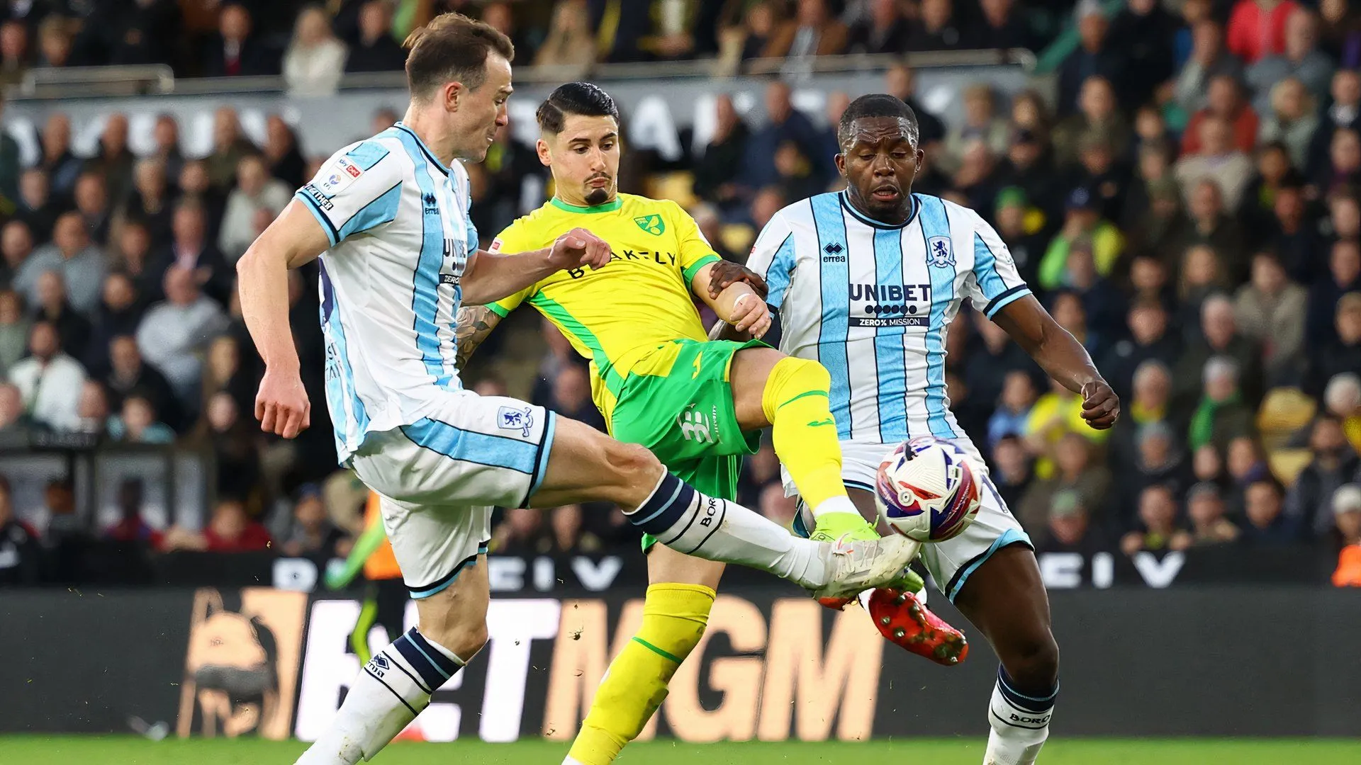 Borja Sainz bị cầu thủ đối phương truy cản trong trận đấu của Norwich City