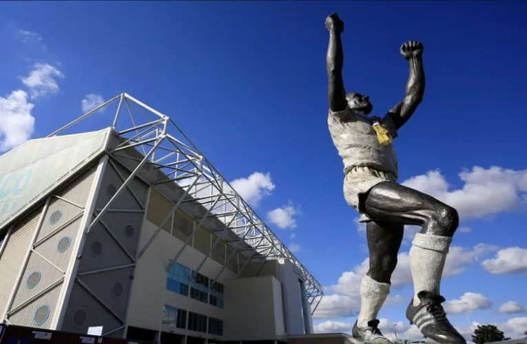 Bức tượng huyền thoại Billy Bremner tại sân Elland Road, biểu tượng của Leeds United
