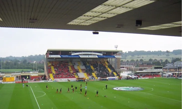 Các cầu thủ Lincoln City FC đang tích cực tập luyện trên sân Sincil Bank, chuẩn bị cho những thử thách tại giải bóng đá Anh.