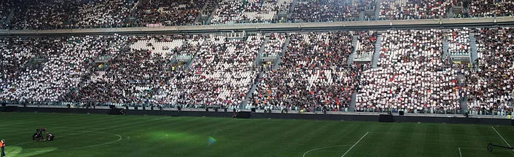 Các dãy khán đài được bố trí hợp lý tại Allianz Stadium, đảm bảo tầm nhìn tốt nhất cho người hâm mộ.
