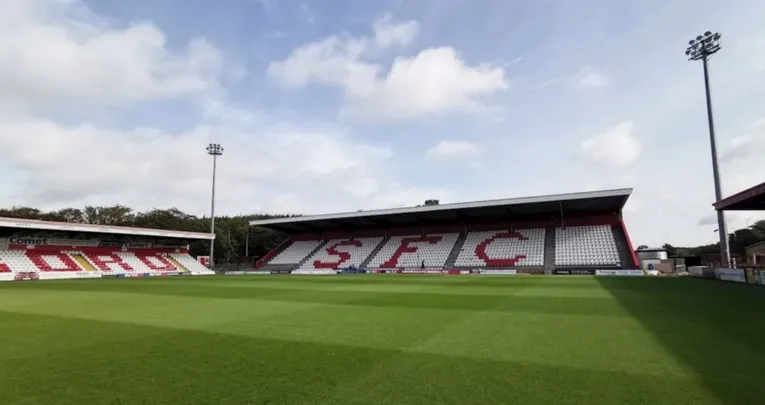 Các khán đài của sân Broadhall Way