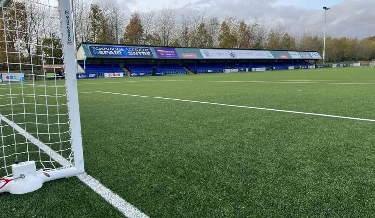 Các khán đài đặc trưng của Longmead Stadium, nơi cổ động viên Tonbridge Angels tạo nên bầu không khí sôi động