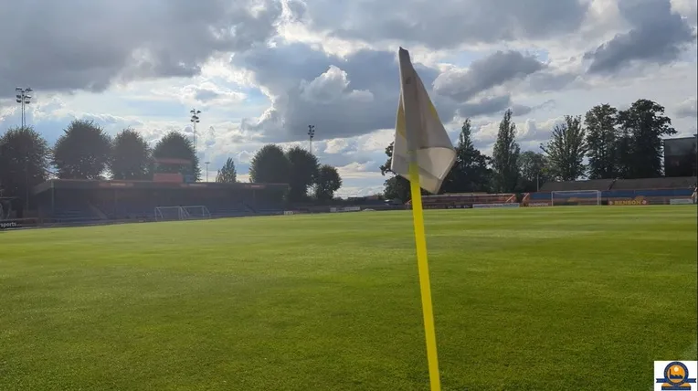 Cận cảnh cột cờ góc sân Cressing Road, một phần không thể thiếu của sân vận động Braintree Town.