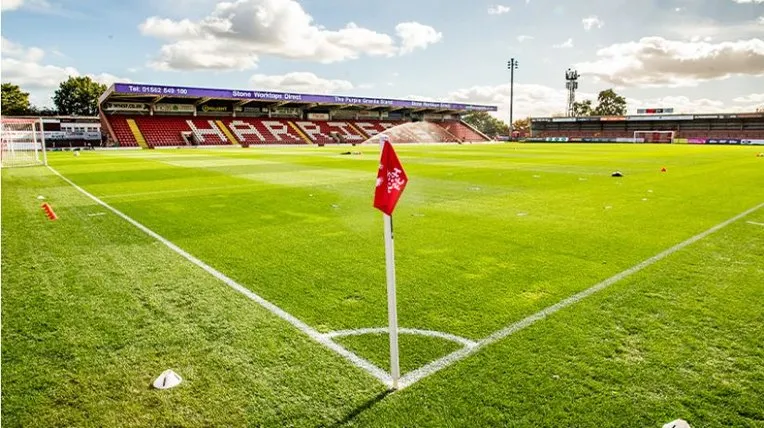 Cận cảnh cột cờ phạt góc trên sân Aggborough, một phần của sân nhà Kidderminster Harriers