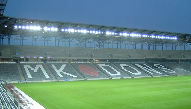 Cận cảnh khán đài của Stadium MK, thể hiện sự cổ vũ cuồng nhiệt của người hâm mộ MK Dons