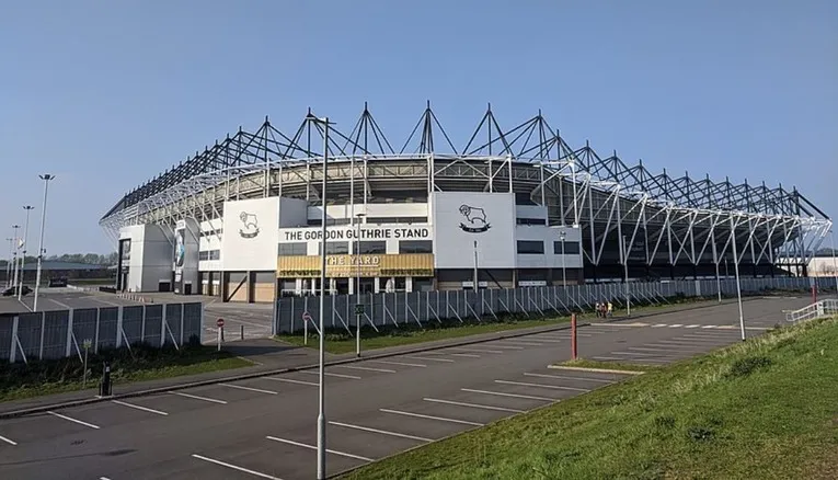 Cận cảnh kiến trúc bên ngoài của sân vận động Pride Park, nổi bật với thiết kế hiện đại và vững chắc.