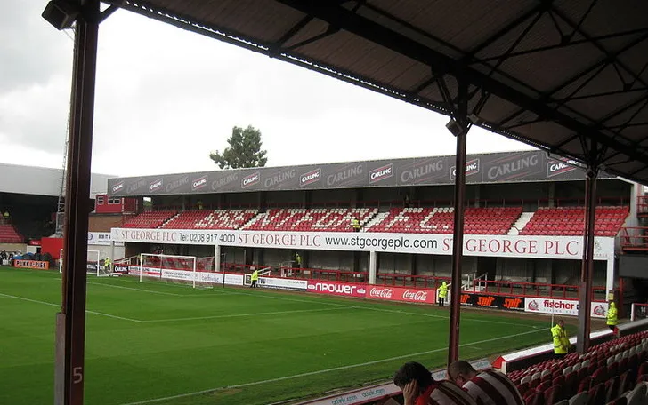 Cận cảnh kiến trúc các khán đài cổ kính của sân Griffin Park, biểu trưng cho lịch sử Brentford.