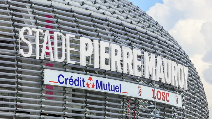 Cận cảnh kiến trúc độc đáo và hiện đại của mặt ngoài sân vận động Stade Pierre-Mauroy