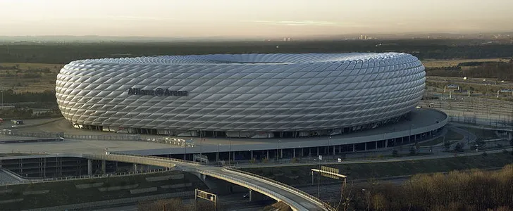 Cận cảnh kiến trúc mặt ngoài sân vận động Allianz Arena