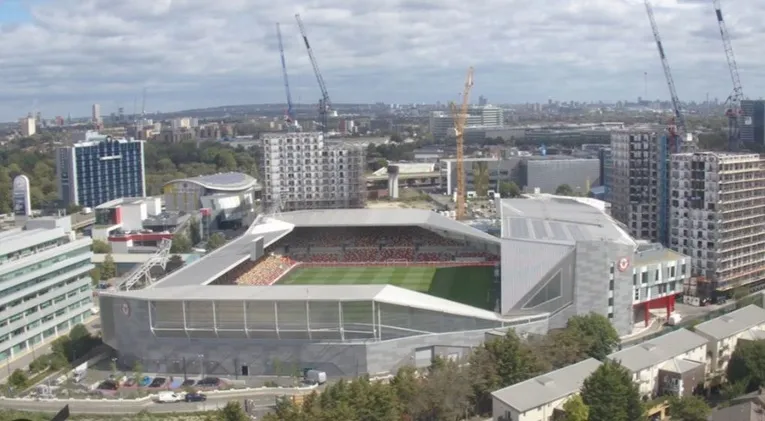 Cận cảnh mặt ngoài sân Gtech Community Stadium sau khi hoàn thành