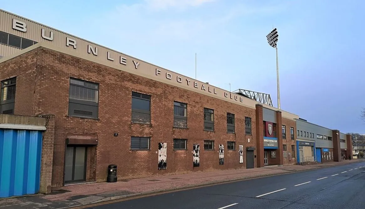 Cận cảnh mặt ngoài sân vận động Turf Moor nhìn từ Harry Potts Way