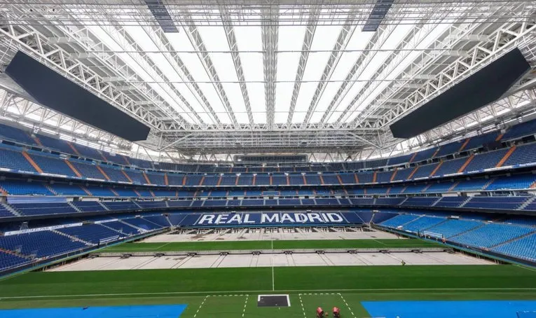 Cận cảnh mặt sân cỏ chất lượng cao của Santiago Bernabéu, nơi diễn ra các trận đấu đỉnh cao của Real Madrid.