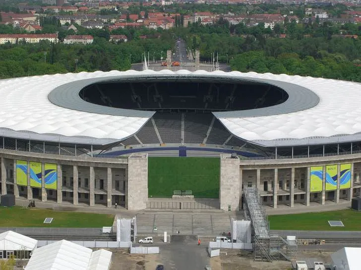 Cảnh quan bên ngoài sân vận động Olympiastadion Berlin với kiến trúc đặc trưng