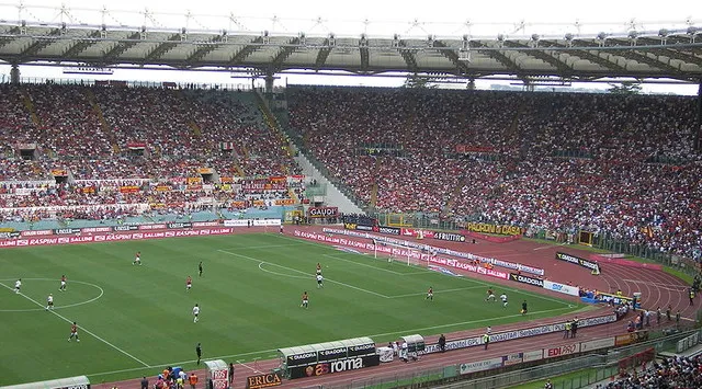 Cảnh tượng sôi động trong một trận đấu của AS Roma tại Stadio Olimpico