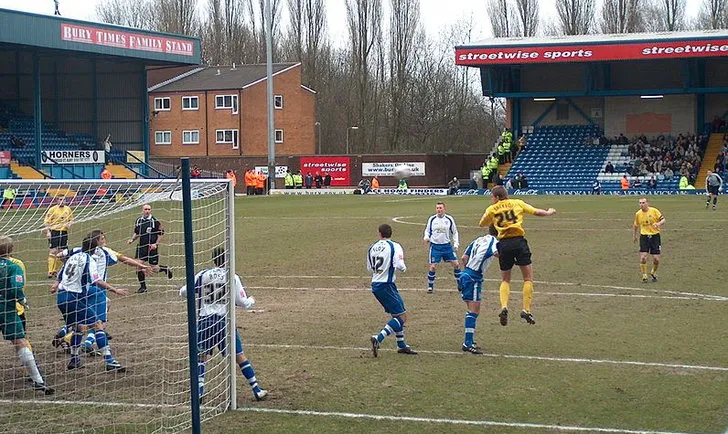 Cầu thủ Bury FC ăn mừng chiến thắng 2-1 trước đối thủ cùng khu vực Rochdale, trong một trận derby đầy cảm xúc tại Gigg Lane