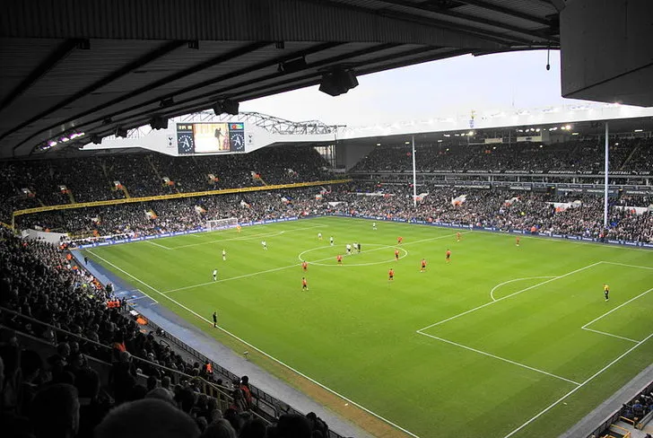 Cầu thủ Tottenham Hotspur và Blackburn Rovers đang thi đấu trên sân White Hart Lane trong một trận đấu căng thẳng của bóng đá Anh