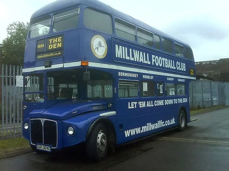 Chiếc xe buýt Routemaster biểu tượng của câu lạc bộ Millwall FC.