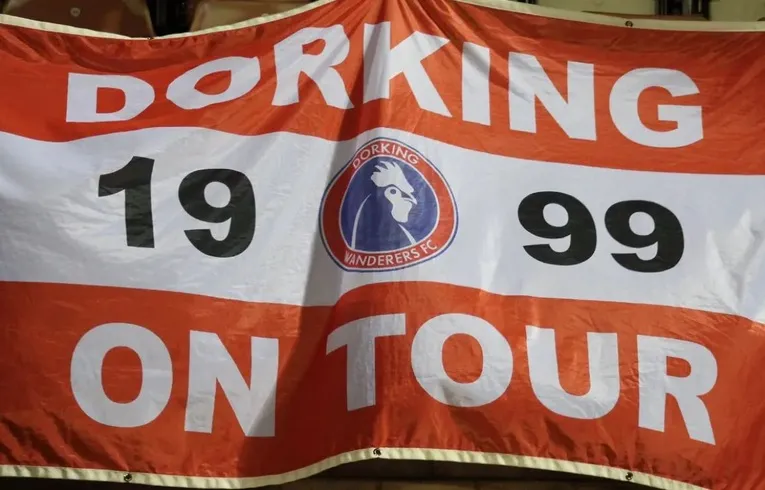 Cờ của câu lạc bộ Dorking Wanderers FC, biểu tượng cho tinh thần kiên cường và hành trình vươn lên từ bóng đá nghiệp dư.