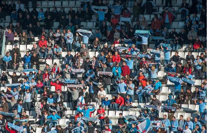 Cổ động viên Celta Vigo nhiệt huyết với khăn quàng cổ trên khán đài Balaídos