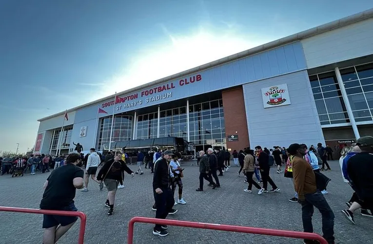 Cổ động viên Southampton tập trung bên ngoài St. Mary's