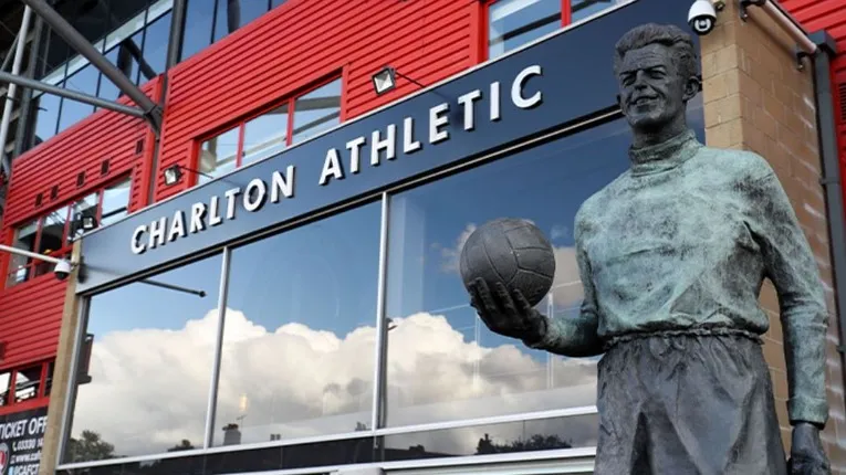 Cổng chính của sân vận động The Valley, biểu tượng của câu lạc bộ Charlton Athletic.