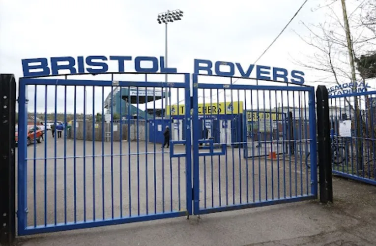 Cổng chính Memorial Stadium, biểu tượng chào đón người hâm mộ Bristol Rovers