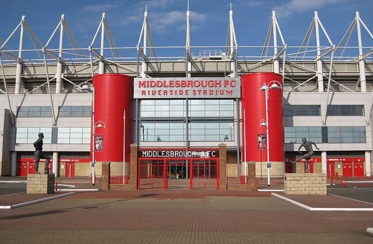 Cổng chính sân Riverside của Middlesbrough FC, nơi các cổ động viên và du khách bắt đầu hành trình khám phá biểu tượng bóng đá Anh này.