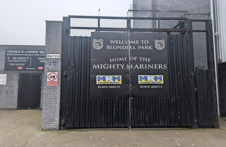 Cổng chính sân vận động Blundell Park