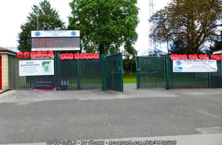 Cổng chính sân vận động Recreation Ground, biểu tượng của Aldershot Town