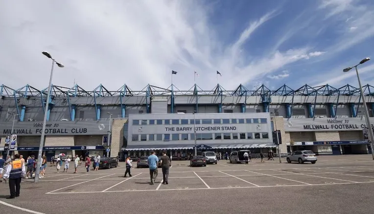 Cổng chính sân vận động The Den, biểu tượng chào đón CĐV Millwall.