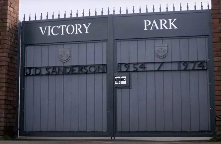 Cổng chính sân vận động Victory Park của Chorley FC, chào đón người hâm mộ
