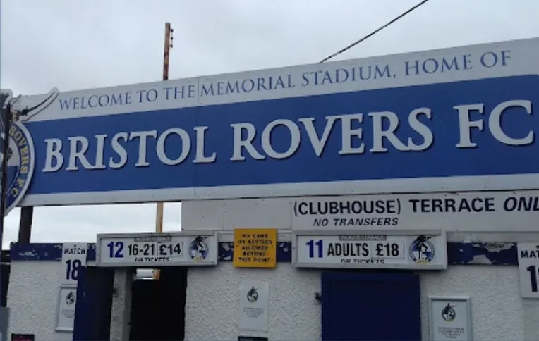 Cổng soát vé tự động (turnstiles) tại Memorial Stadium, lối vào sân đấu của Bristol Rovers