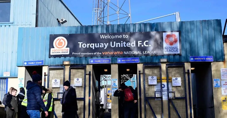 Cổng soát vé Turnstiles tại sân Plainmoor của Torquay United