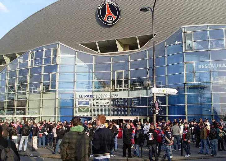 Cổng vào chính của sân Parc des Princes, chào đón người hâm mộ và du khách.