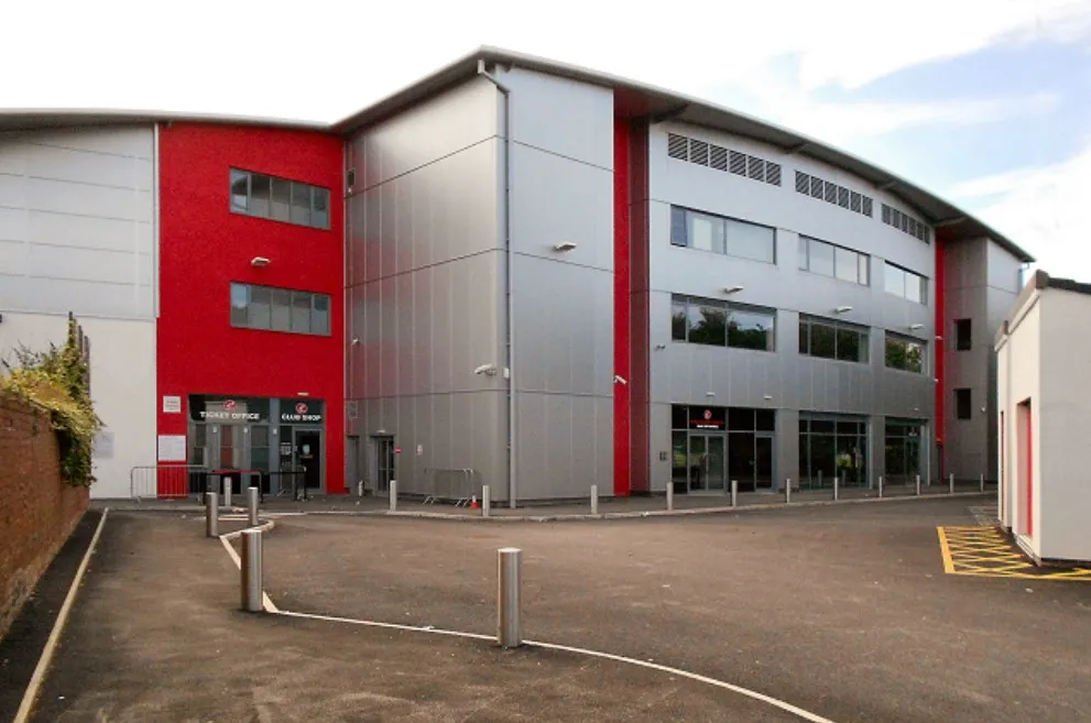 Cổng vào chính của sân vận động Highbury Fleetwood Town, nơi đón tiếp cổ động viên đến các trận đấu bóng đá.