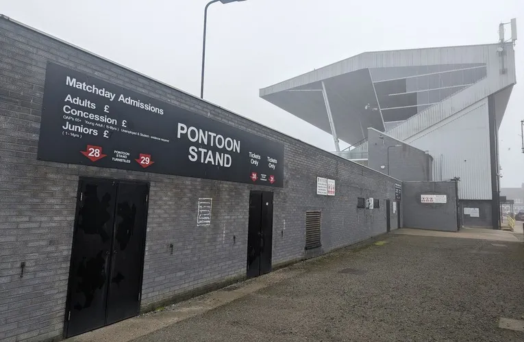 Cổng vào khán đài Pontoon Stand tại Blundell Park