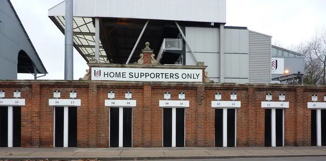 Cổng vào sân Craven Cottage - nơi chào đón người hâm mộ