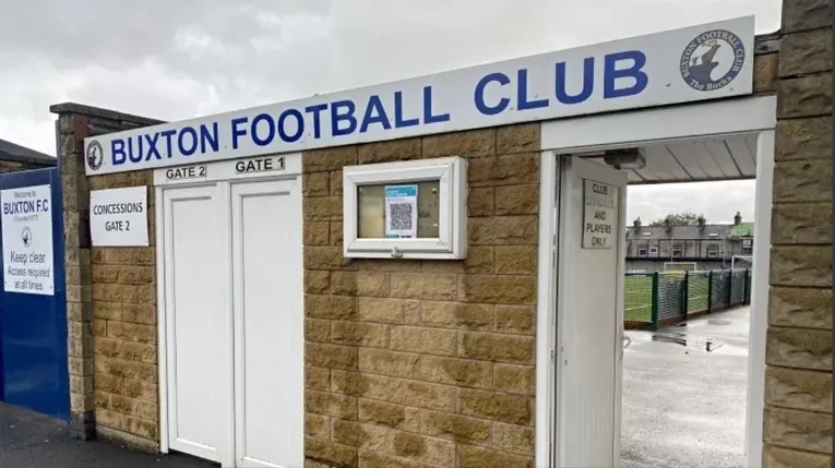 Cổng vào sân vận động The Silverlands, nơi đón chào người hâm mộ Buxton FC