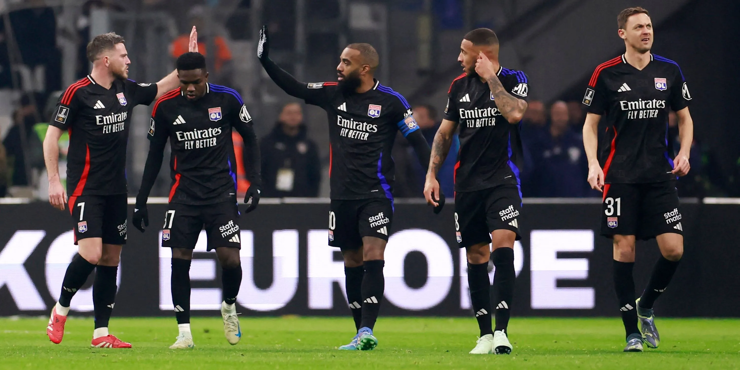 Corentin Tolisso ăn mừng bàn thắng cùng đồng đội Olympique Lyon, một trong những mục tiêu chuyển nhượng của Manchester United