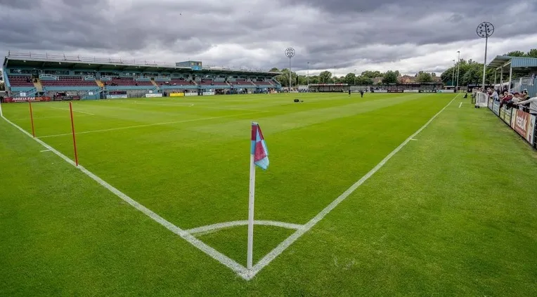 Cột cờ góc tại sân Mariners Park, nơi diễn ra các trận cầu hấp dẫn của South Shields FC
