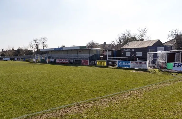Cột cờ góc tại sân vận động Grosvenor Vale của Wealdstone FC