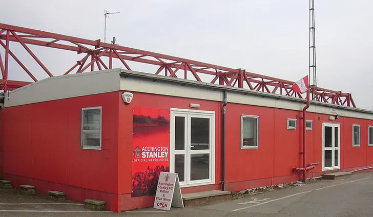 Cửa hàng câu lạc bộ (Club Shop) tại sân Crown Ground, nơi bày bán các vật phẩm lưu niệm của Accrington Stanley.